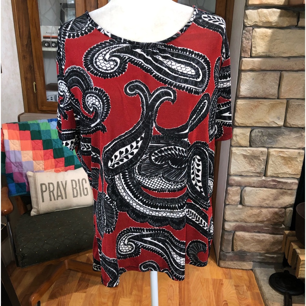 MISSING TAG SIZE XLARGE RED BLACK AND WHITE LIGHTWEIGHT SHORT SLEEVE PAISLEY TOP
